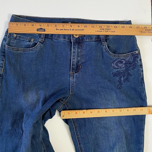 One 5 One Woman’s Blue Denim Embroidered Cuff Rough Hem Capri Jeans Size 10 - Picture 4 of 9